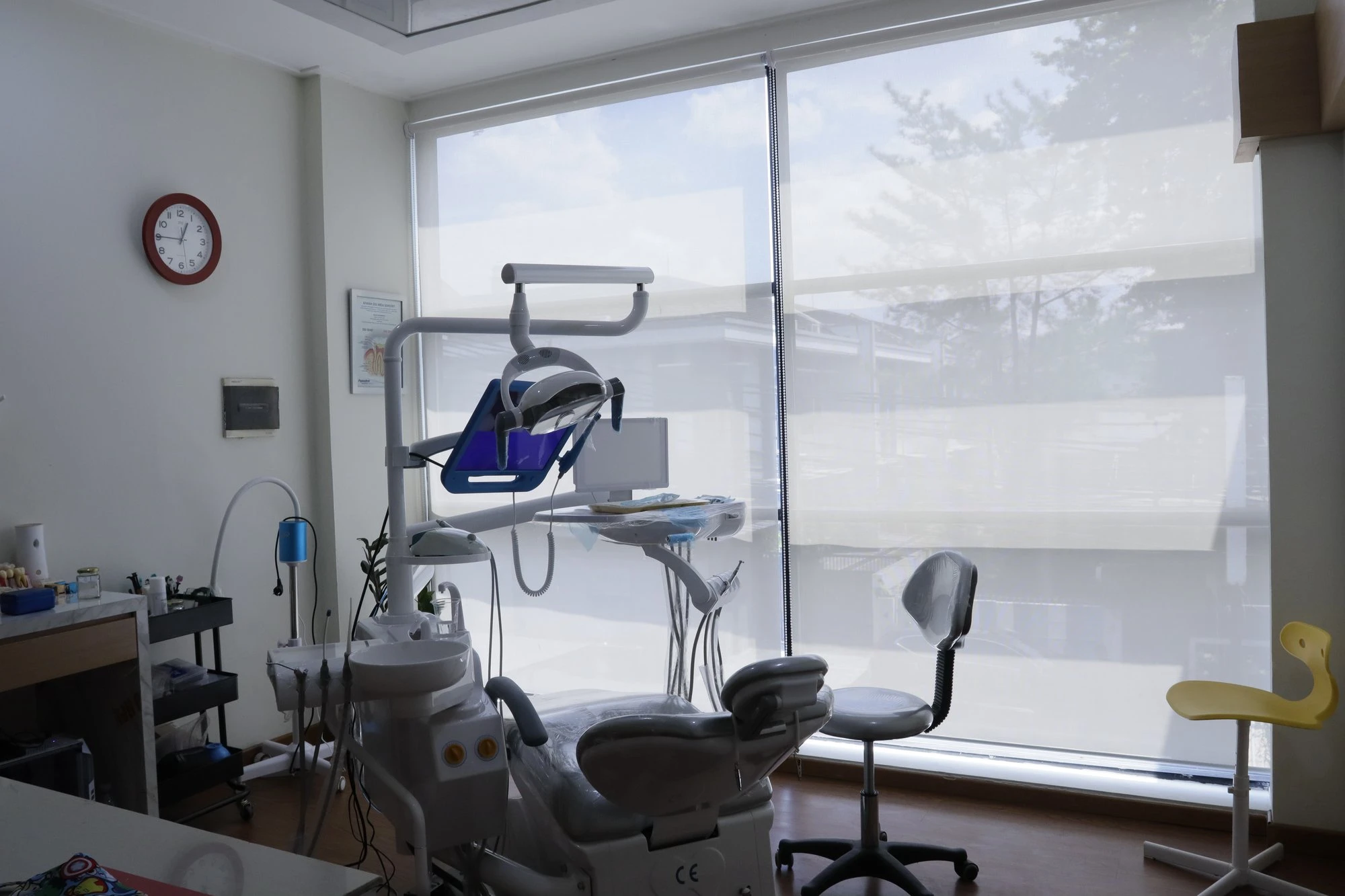 Spacious treatment room with a dedicated dental unit