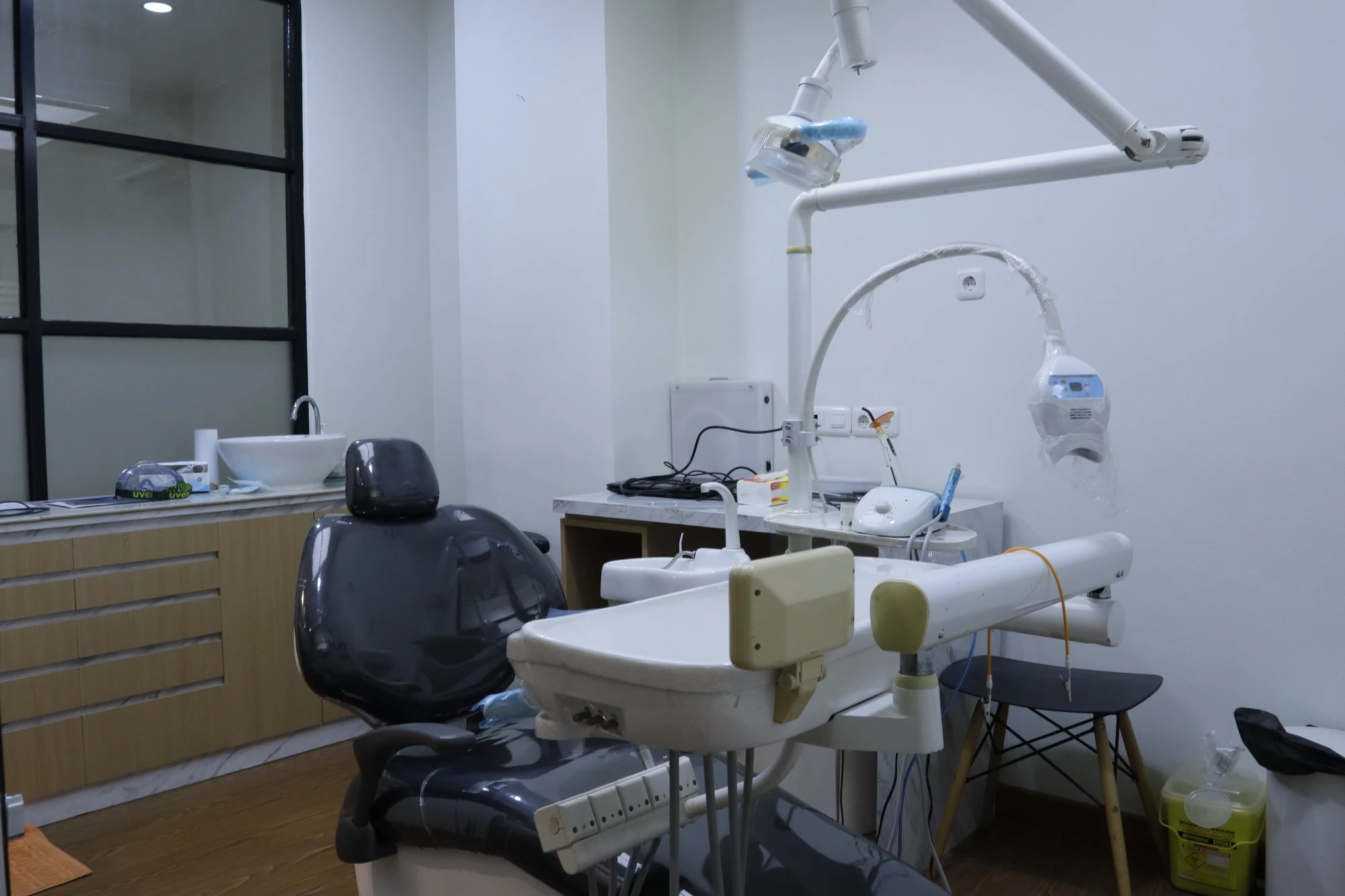 Treatment room with dedicated dental units
